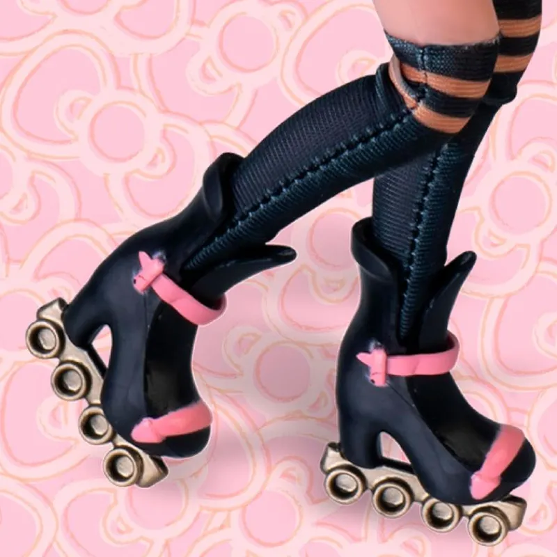 FAMOSA Sanrio Colección|Muñecas|Hello Kitty Muñeca Golden Diva Roller